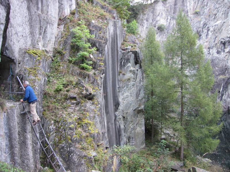 IMG_0720.JPG - Gary finds a cave with a broken ladder for access